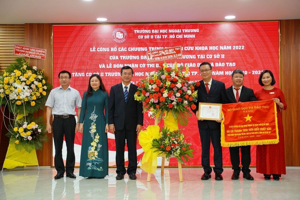 PGS.TS Nguyễn Văn Phúc - Thứ trưởng Bộ Giáo dục và đào tạo - trao tặng cờ thi đua cho Cơ sở II Trường đại học Ngoại thương năm học 2020-2021.  