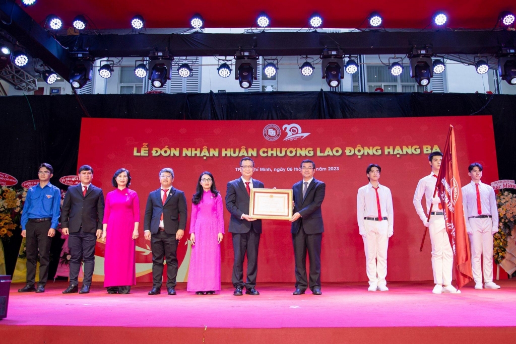PGS, TS Nguyễn Văn Phúc – Thứ trưởng Bộ Giáo dục và Đào tạo trao Huân chương Lao động hạng ba của Chủ tịch nước cho Cơ sở II