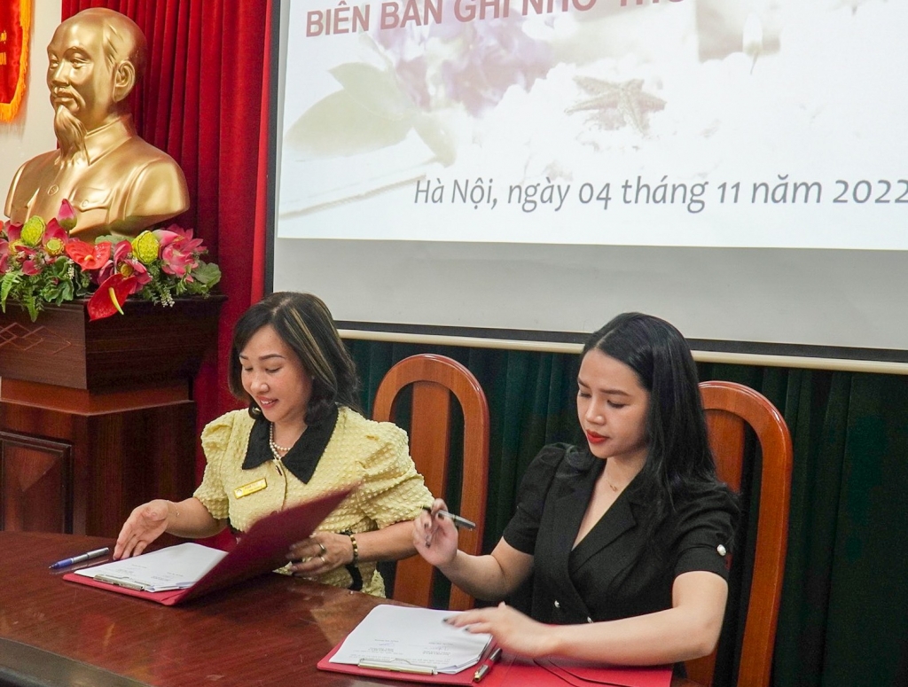 Bà Thảo Nguyễn (Chủ tịch Tập đoàn Công ty TNHH Tập đoàn Thảo Nguyễn) và bà Phạm Thị Hường (Hiệu trưởng Trường CĐCNHN) đại diện 2 đơn vị ký kết thỏa thuận hợp tác.