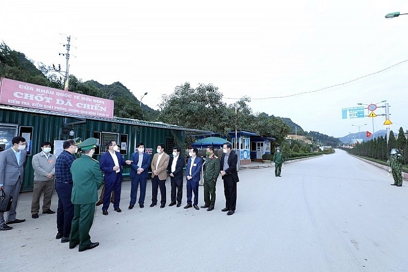Phó Chủ tịch thường trực UBND tỉnh Lang Sơn Dương Xuyên Huyên cùng đoàn công tác kiểm tra thực tế phòng, chống dịch tại Cửa khẩu Quốc tế Hữu Nghị, huyện Cao Lộc, tỉnh Lạng Sơn.