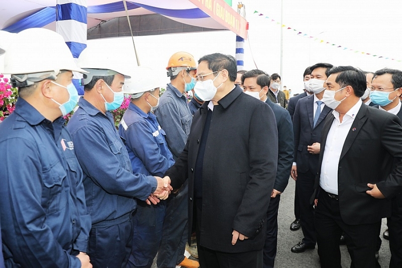 Thủ tướng Chính phủ Phạm Minh Chính chúc mừng và động viên cán bộ, công nhân trên công trường cầu Tình Yêu.