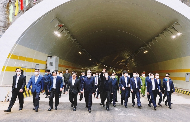 Thủ tướng Phạm Minh Chính cùng lãnh đạo các Bộ, ngành Trung ương, tỉnh Quảng Ninh tham quan đường hầm xuyên núi tại Km13 tuyến đường bao biển nối Hạ Long - Cẩm Phả.
