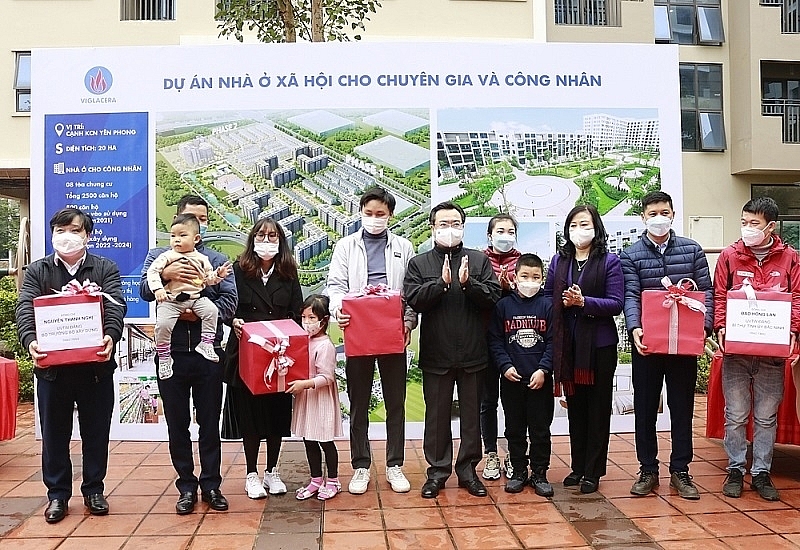 Bộ trưởng Xây dựng Nguyễn Thanh Nghị và Bí thư Tỉnh ủy Bắc Ninh Đào Hồng Lan tặng quà các gia đình công nhân KCN Yên Phong.