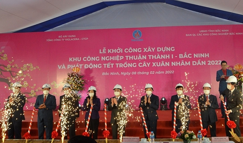 Các đại biểu chúc mừng Nghi lễ khởi công KCN Thuận Thành I thành công tốt đẹp