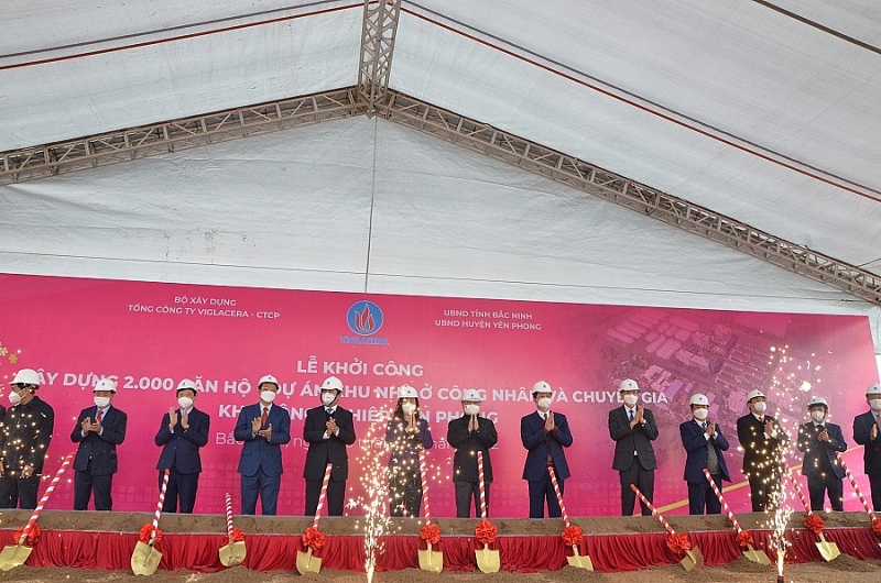 Các đại biểu chúc mừng Nghi lễ khởi công khu nhà ở cho công nhân và chuyên gia tại KCN Yên Phong thành công tốt đẹp