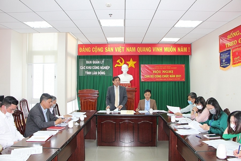 Đồng chí Võ Văn Phương-Trưởng ban Quản lý các KCN tỉnh Lâm Đồng phát biểu tại Hội nghị Cán bộ công chức năm 2021