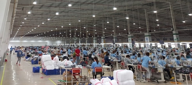 Công nhân nhà máy may làm việc trong KCN tỉnh Lâm Đồng