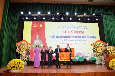 Ban Quản lý các Khu công nghiệp tỉnh Ninh Bình đón nhận Cờ thi đua cùng nhiều phần thưởng cao quý của Bộ Kế hoạch và Đầu tư và tỉnh Ninh Bình