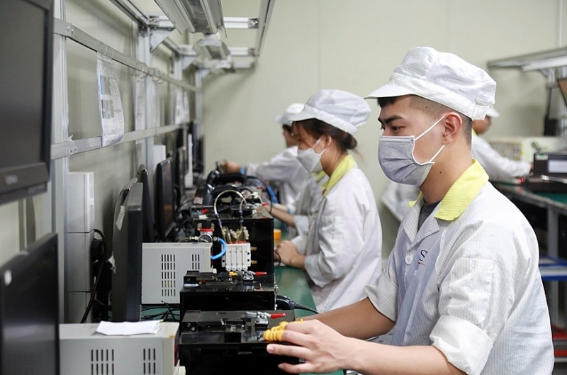Công nhân làm việc trong Công ty cổ phần điện tử Thiên Quang , KCN Bình Xuyên, tỉnh Vính Phúc