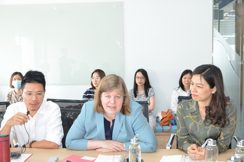 bà Sibylle Bachmann-Phó trưởng Đại diện Văn phòng Hợp tác Thụy Sĩ tại Việt Nam ngồi giữa phát biểu tại buổi làm việc với Đoàn công tác tại Hải Phòng 
