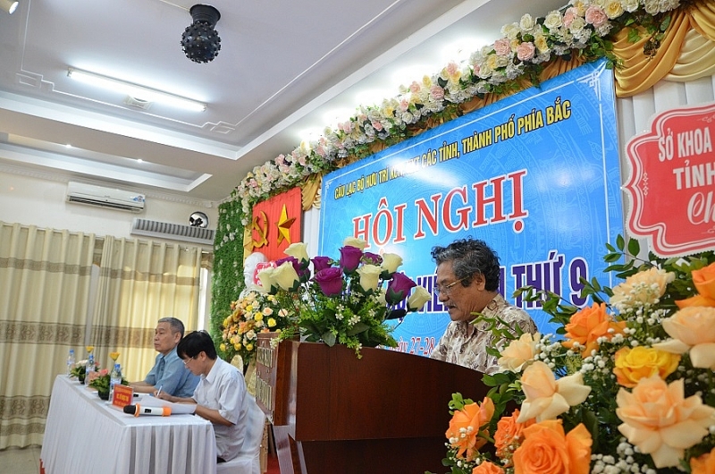 Ông Nguyễn Huy Đồng, Phó Chủ nhiệm Câu lạc bộ hưu trí các KCN, KKT các tỉnh, thành phố phía Bắc, đại diện Ban Chủ nhiệm Câu lạc bộ báo cáo tóm tắt kết quả triển khai phương hướng hoạt động từ Hội nghị lần thứ 8 đến nay, 