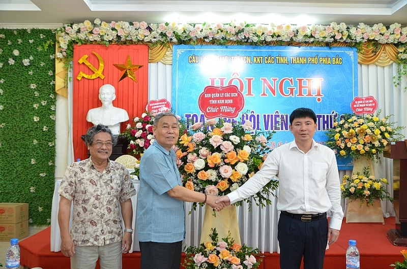 Trưởng ban Nguyễn Hoàng Anh tặng hoa chúc mừng Câu lạc bộ