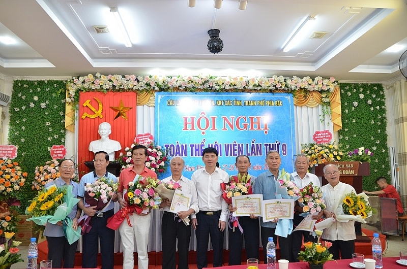 Trưởng ban Nguyễn Hoàng Anh chúc thọ các Hội viên Câu lạc bộ