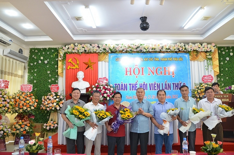 Chủ nhiệm Câu lạc bộ Nguyễn Xuân Tuyển tặng hoa