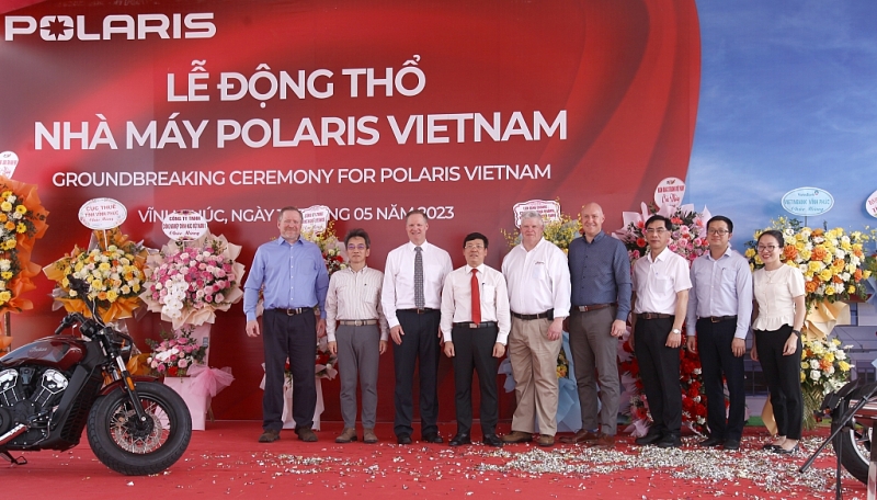 Chủ tịch UBND tỉnh Lê Duy Thành và ông Matthew Justin Kantrud, Tổng Giám đốc Công ty TNHH Polaris Việt Nam cùng các đại biểu thực hiện nghi lễ khởi công xây dựng Nhà máy Polaris Việt Nam