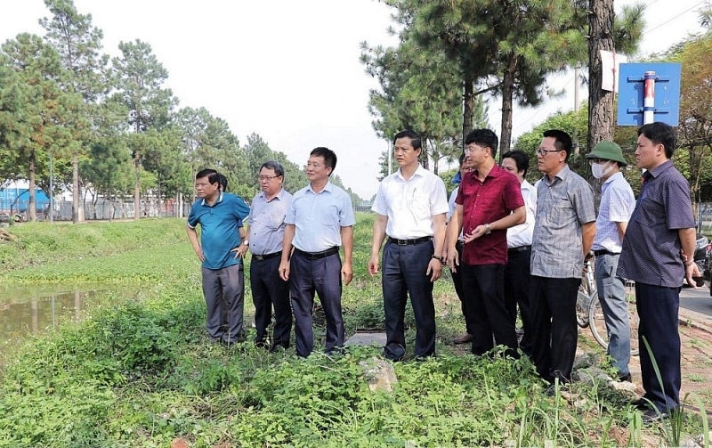 ĐỒng chí Vương Quốc Tuấn , PCT thường trực tỉnh Bắc Ninh và lãnh đạo Ban ktra công tác thực hiện xây dưng hạ tầng kỹ thuật KCN Quế Võ