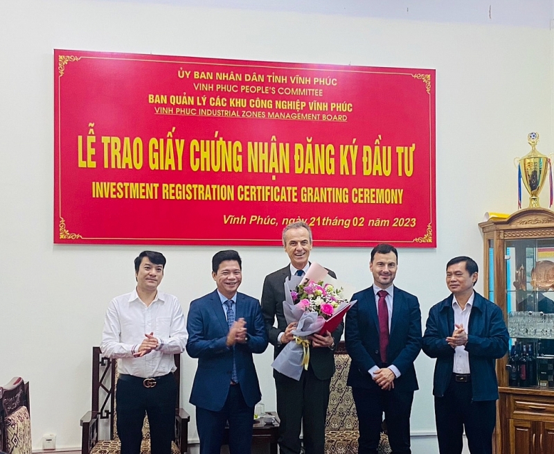 Tập thể Lãnh đạo Ban Quản lý các Khu công nghiệp tỉnh Vĩnh Phúc tặng hoa chúc mừng Công ty TNHH Piaggio Việt nam