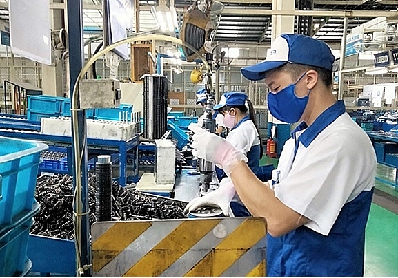 Công nhân làm việc trong Công ty TNHH Exedy Việt Nam, KCN Khai Quang, thành phố Vĩnh Yên, tỉnh Vĩnh Phúc