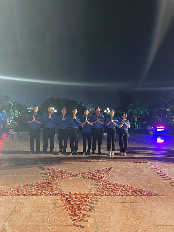 Chi đoàn Ban tham gia chương trình Lễ thắp nến tri ân các Anh hùng - Liệt sĩ tại Đài tưởng niệm các Anh hùng liệt sĩ tỉnh.