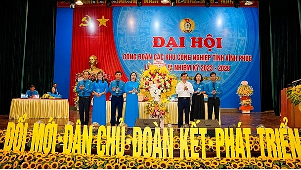 (Ông Vũ Kim Thành – Phó trưởng Ban quản lý các KCN tặng hoa chúc mừng đại hội Công đoàn các KCN tỉnh Vĩnh Phúc