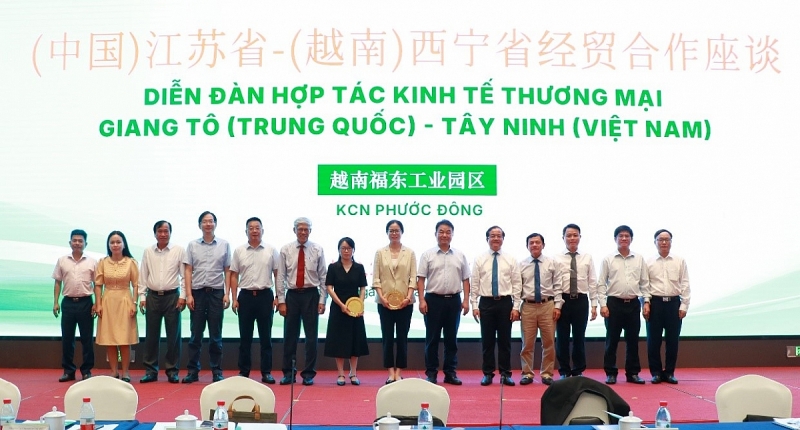 Diễn đàn hợp tác kinh tế thương mại Tây Ninh – Giang Tô (Trung Quốc) mở ra nhiều cơ hội thu hút đầu tư vào tỉnh Tây Ninh, Công ty CP Đầu tư Sài Gòn VRG tiếp tục ký kết mở rộng hợp tác đầu tư với Tập đoàn CCGrass