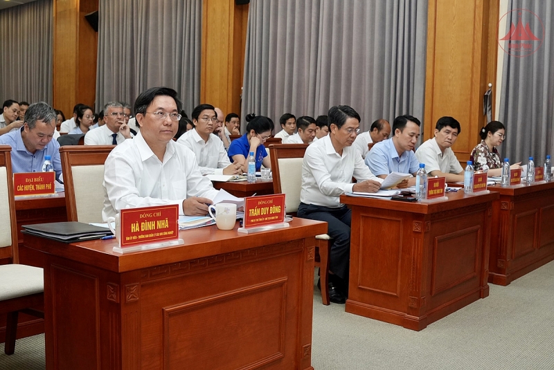 Chủ tịch UBND tỉnh Trần Duy Đông và các đại biểu dự hội nghị Chủ tịch UBND tỉnh Trần Duy Đông và các đại biểu dự hội nghị