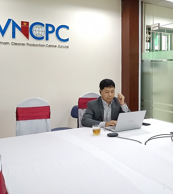Ông Lê Xuân Thịnh, Giám đốc Trung tâm sản xuất sạch hơn Việt Nam (VNCPC) chủ trì Hội thảo