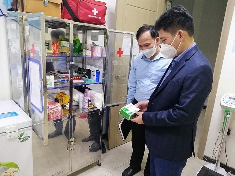 Trưởng Ban quản lý các KCN Nguyễn Xuân Phương kiểm tra các quy định tủ thuốc y tế đảm bảo phòng, chống dịch covid-19 tại Công ty TNHH Young PoongElectronics vina