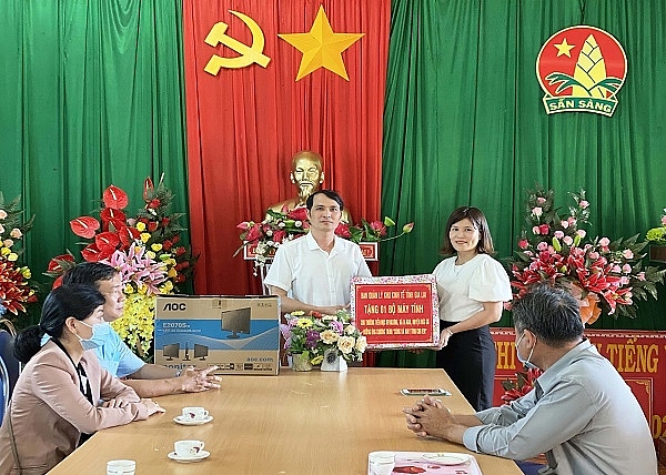 Đại diện Ban Quản lý Khu Kinh tế tỉnh tặng máy vi tính để bàn cho Trường Tiểu học Kpă Klơng (làng Nú, xã Ia Nan, huyện Đức Cơ, tỉnh Gia Lai.