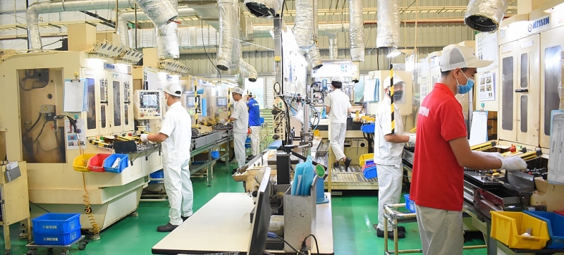 Quang cảnh làm việc trong nhà máy của Công ty Nissin Manufacturing Việt Namtại KCN Lưong Sơn