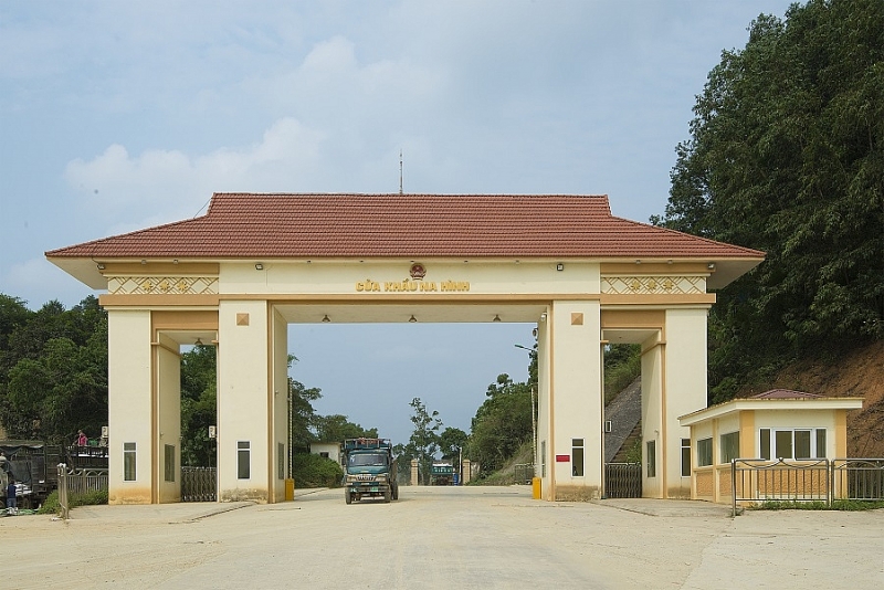 Xe chở hàng qua trạm kiểm soát liên ngành cửa khẩu Na Hình, tỉnh Lạng Sơn