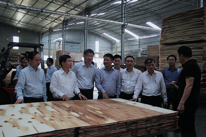 Chiuir tịch Tỉnh cà Đoàn công tác của  Tỉnh đi kiểm tra hoạt động tại các doanh nghiệp trong KCN Lươngg Sơn