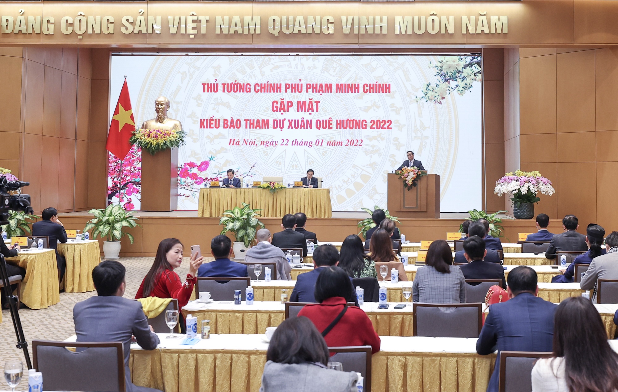 Thủ tướng Phạm Minh Chính: Chính phủ sẽ có giải pháp để 'đường về quê gần hơn' với kiều bào - Ảnh 6.