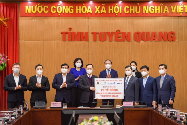 Ngân hàng Nhà nước trao 20 tỷ đồng hỗ trợ Đề án xây nhà ở cho người nghèo Tuyên Quang