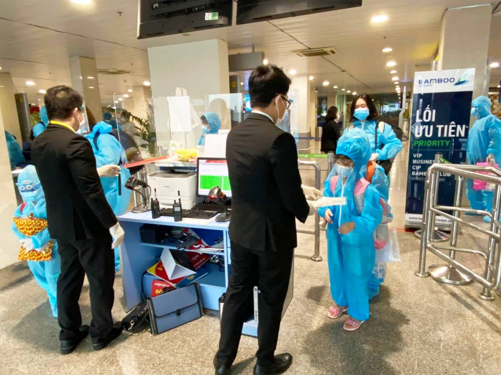 Vỡ oà niềm vui trên chuyến bay Bamboo Airways chở người Gia Lai từ TP. HCM