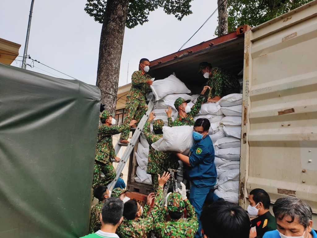 MB trao 90 tấn gạo hỗ trợ nhân dân TP.HCM vượt khó chống dịch
