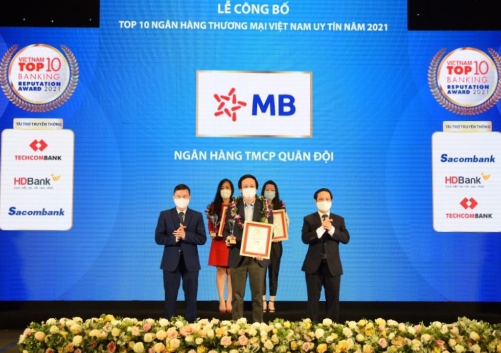 MB ghi danh trong TOP 4 ngân hàng uy tín năm 2021