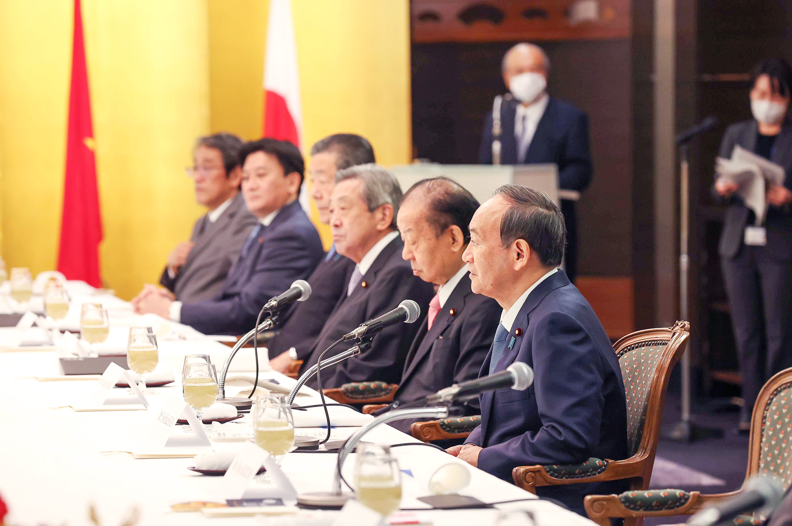 Thủ tướng Phạm Minh Chính tiếp cựu Thủ tướng Nhật Bản Suga Yoshihide và Chủ tịch Liên minh Nghị sĩ hữu nghị Nhật-Việt Nikai Toshihiro