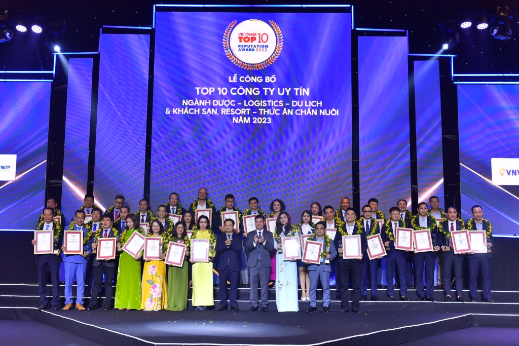 Vinh danh Top 500 doanh nghiệp lớn Việt Nam 2023 và Top 10 doanh nghiệp uy tín các ngành