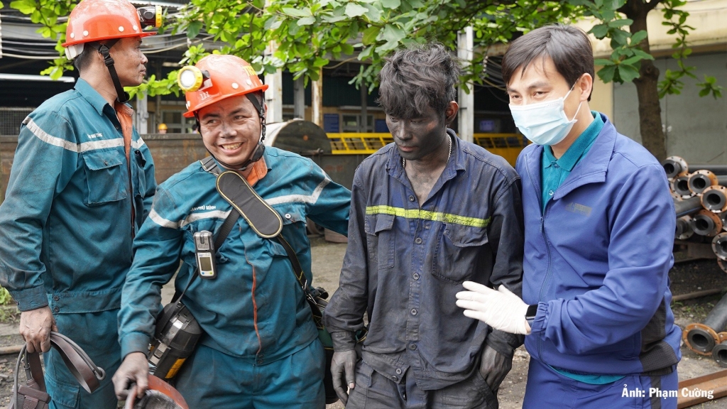 Công ty CP Than Vàng Danh – TKV cứu hộ thành công hai thợ mỏ bị mắc kẹt do sự cố lò