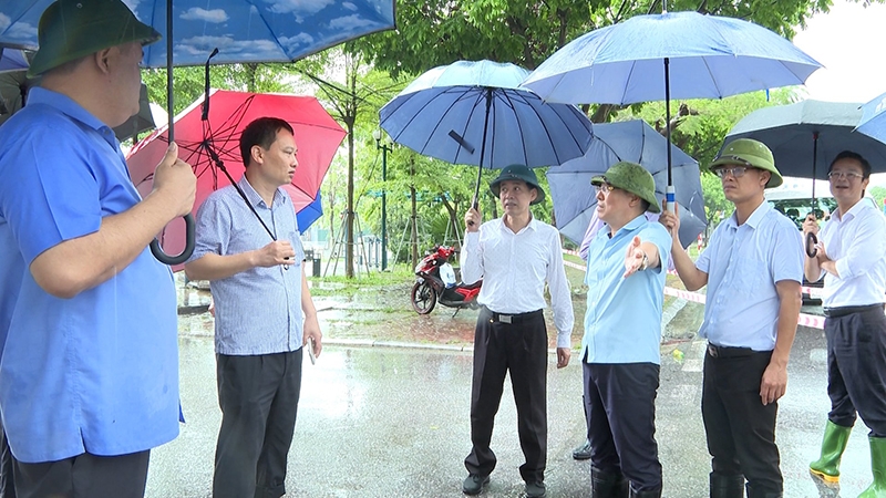 Cảnh sát giao thông Vĩnh Phúc căng mình sát cánh giúp dân vượt mưa lũ