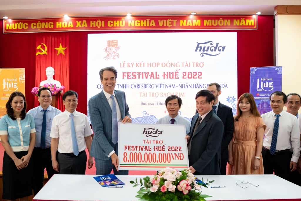 Huda kết nối miền Trung bằng kỷ lục bàn tiệc dài nhất châu Á với độ dài 1km