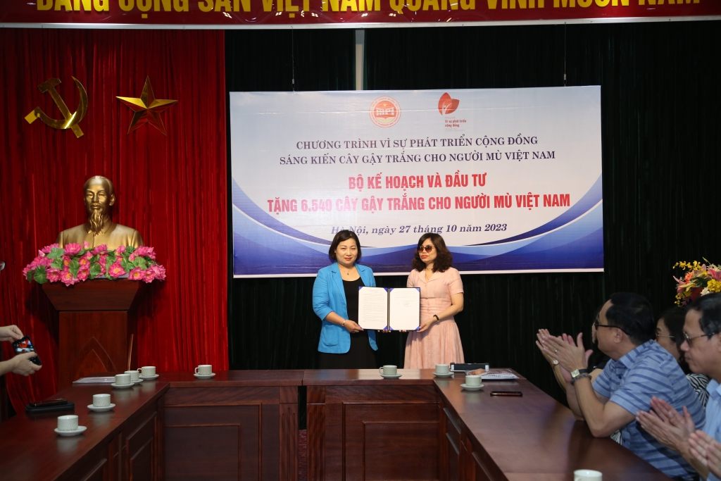 Bộ Kế hoạch và Đầu tư tiếp tục trao tặng 6.540 cây gậy trắng cho Hội người mù Việt Nam