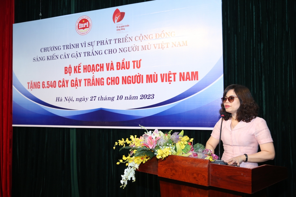 Bộ Kế hoạch và Đầu tư tiếp tục trao tặng 6.540 cây gậy trắng cho Hội người mù Việt Nam