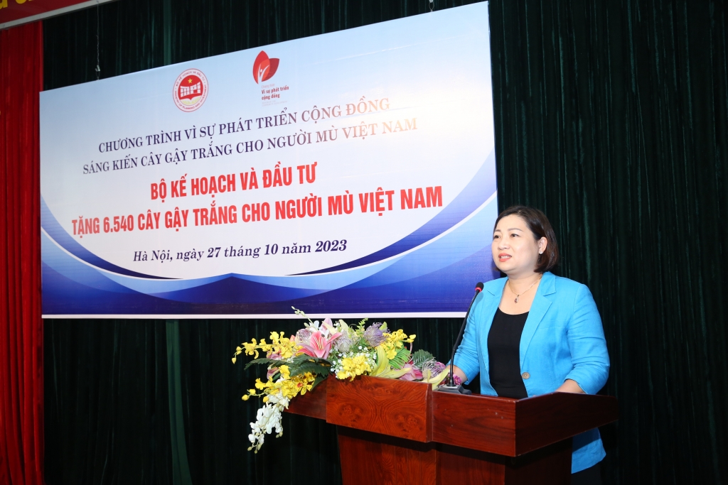 Bộ Kế hoạch và Đầu tư tiếp tục trao tặng 6.540 cây gậy trắng cho Hội người mù Việt Nam