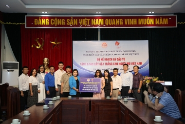 Bộ Kế hoạch và Đầu tư tiếp tục trao tặng 6.540 cây gậy trắng cho Hội người mù Việt Nam