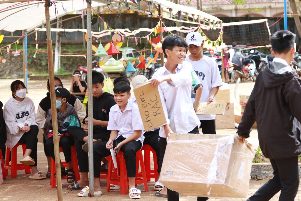 PwC chung tay mang nụ cười đến với thiếu nhi vùng biên giới