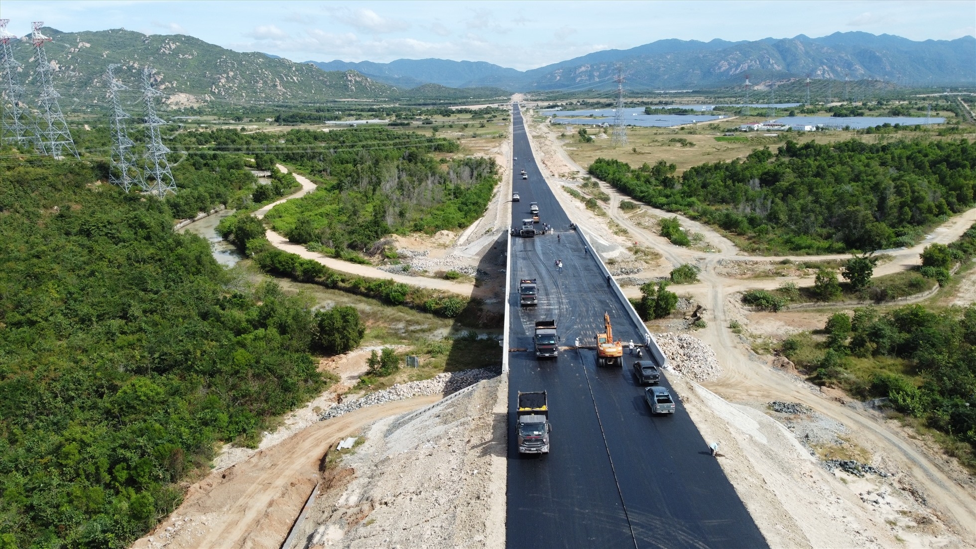 Ban hành nghị quyết thí điểm tháo gỡ khó khăn cấp phép khai thác đất đắp phục vụ dự án cao tốc Bắc – Nam