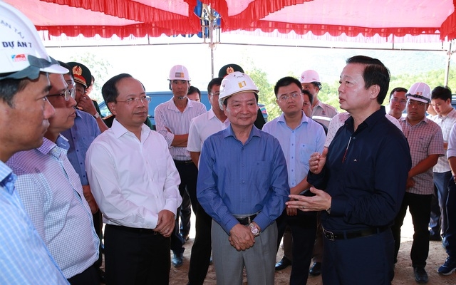 Phó Thủ tướng Trần Hồng Hà nghe báo cáo tiến độ trên công trường thi công đoạn tuyến cao tốc Vân Phong-Nha Trang