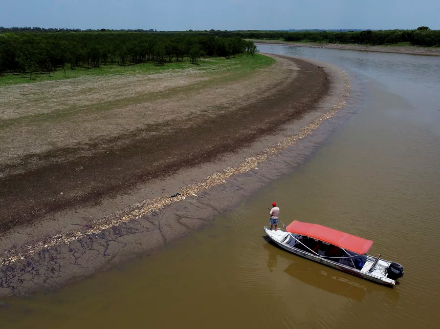 Bờ sông khô cạn và cá chết hàng loạt do hạn hán ở Hồ Piranha, Brazil vào 27/09/2023 (Nguồn: Edmar Barros/AP [4])